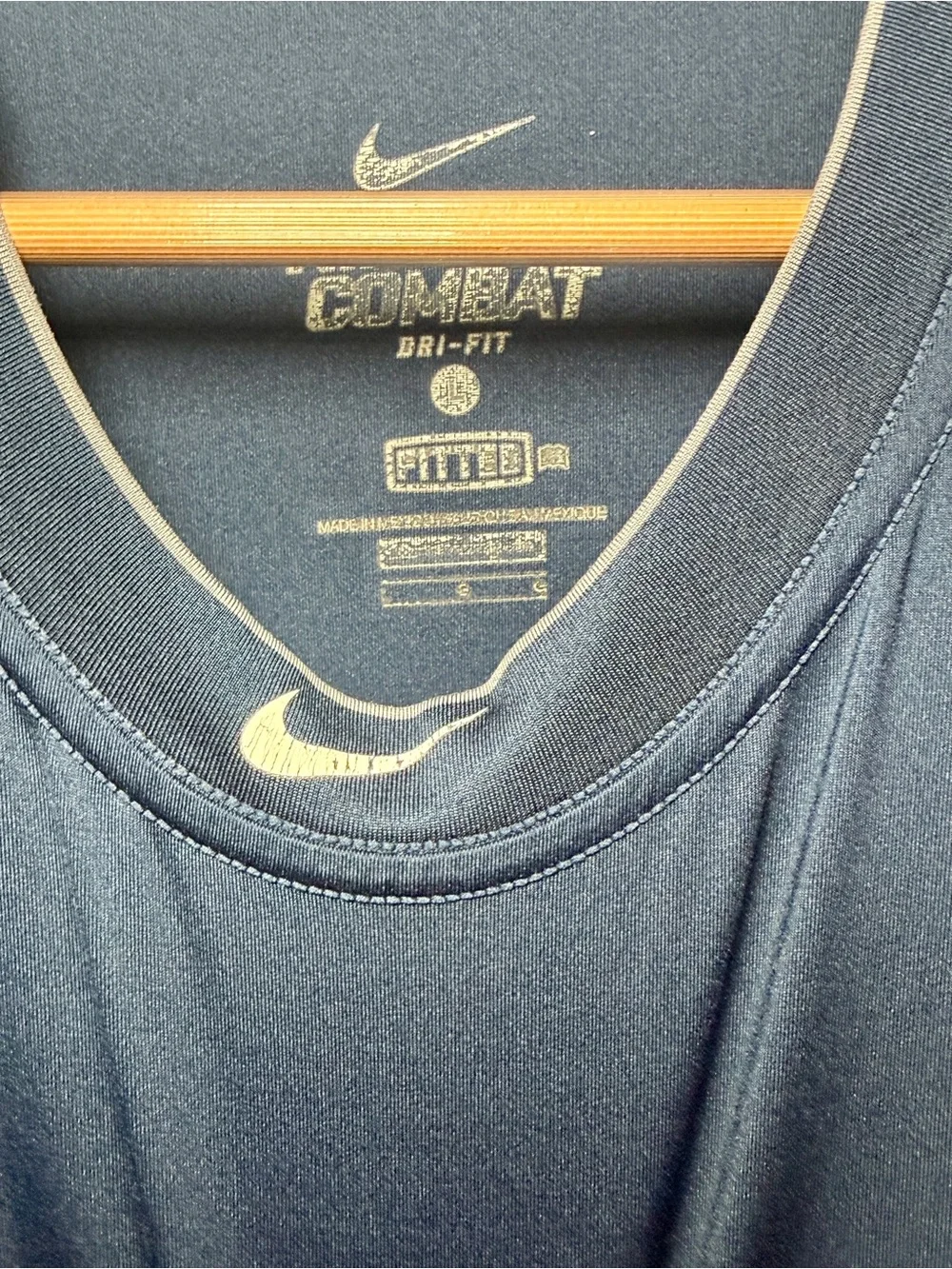 Nike Men’s Long Sleeve Performance Top in Navy Blue